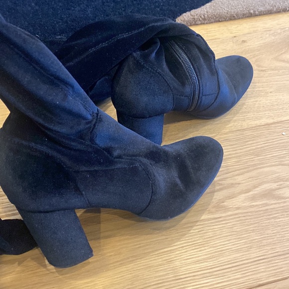 Black boots - Picture 3 of 4